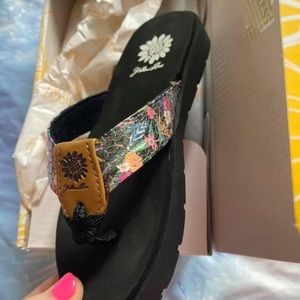Girls/youth Yellow box sandals